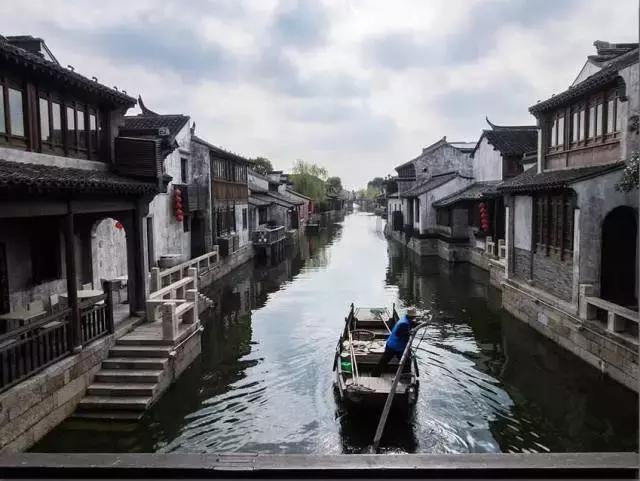 在进行纹绣之前，妙美娜建议大家先进行皮肤敏感测试，以防止过敏
